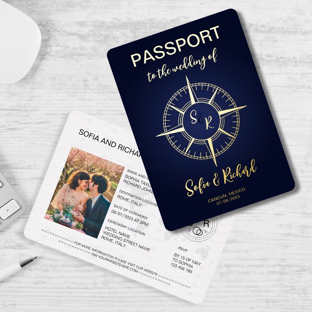 Passport Wedding Destination Gold Compass Monogram Folieneinladung (Von Creator hochgeladen)