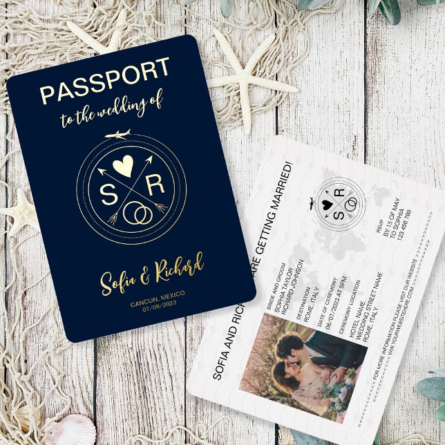 Passport Wedding Destination Gold Foil Monogram Folieneinladung (Von Creator hochgeladen)