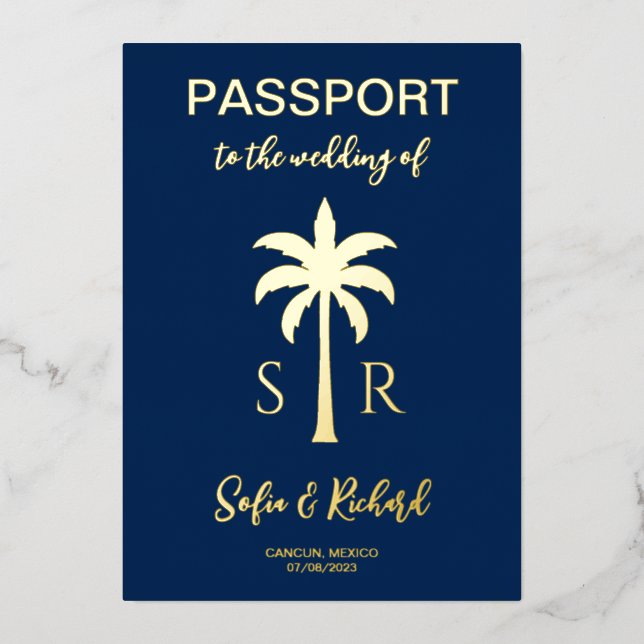 Passport Wedding Destination Gold Palm Monogram Folieneinladung (Vorderseite)