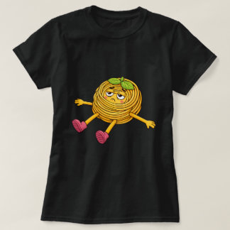 Pasta Polo liegt müde und erschöpft auf dem T-Shir