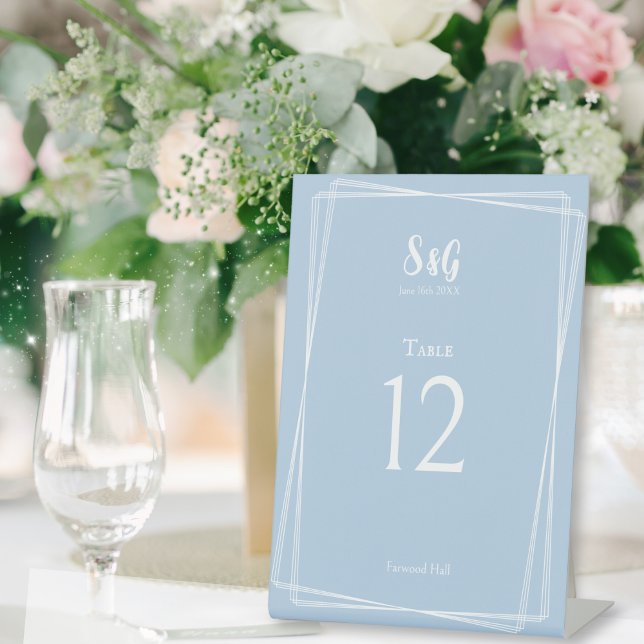 Pastel Blue Elegant Wedding Empfang Tischnummer Sockelschild (An elegant table number sign for your wedding reception, in dusty blue and white)
