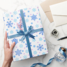 Pastel Blue Snowflakes in verschiedenen Formen Ele Geschenkpapier