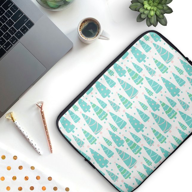 Pastel Christmas Tree Forest Laptopschutzhülle (Laptop Sleeve decorated in a Pastel Christmas Tree Pattern)