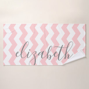 Pastel Coral Gray Zickzack Großbuchstaben Badehandtuch