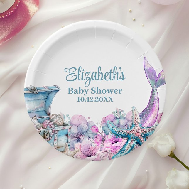 Pastel Floral Mermaid Schwanz Babydusche Pappteller (Pastel Floral Mermaid Tail Baby Shower Paper Plates on a party table with a white rose.)