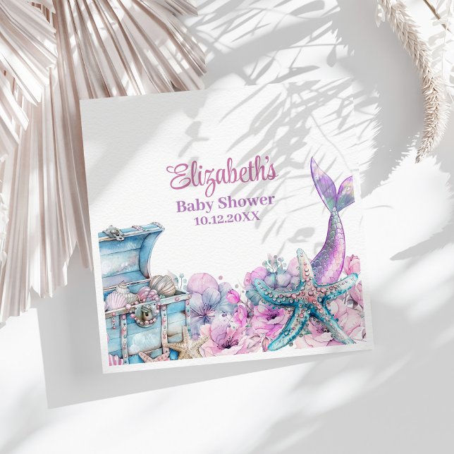 Pastel Floral Mermaid Schwanz Babydusche Serviette (Pastel Floral Mermaid Tail Baby Shower Napkins on a sunny table with white dry flowers.)