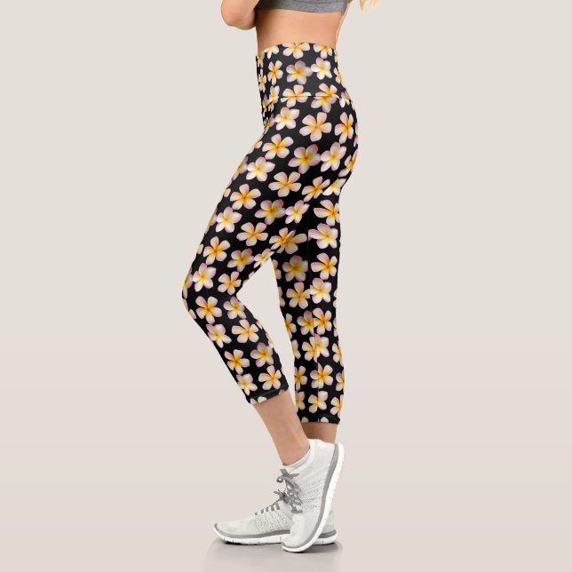 Pastel Frangipani Plumeria Blume Black Capri Leggings (Links)
