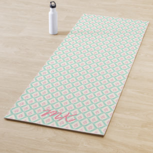 Pastel Girly Green & Pink Muster mit Initialen Yogamatte