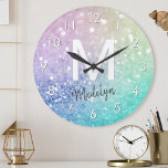 Pastel Glitzer Bokeh HintergrundGlam Elegant Glitt Runde Wanduhr<br><div class="desc">Dieses farbenfrohe,  bunt gestylte Glitzer-Muster lässt sich einfach mit Ihrem individuelle Name und/oder Monogramm personalisieren.</div>