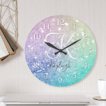 Pastel Glitzer Bokeh HintergrundGlam Elegant Glitt Runde Wanduhr<br><div class="desc">Dieses farbenfrohe,  bunt gestylte Glitzer-Muster lässt sich einfach mit Ihrem individuelle Name und/oder Monogramm personalisieren.</div>
