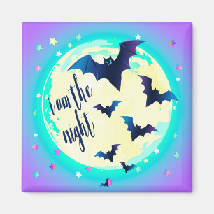 Pastel Goth Bat Art - Zitat "Ich bin die Nacht" Magnet