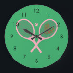 Pastel Heart Tennis Player Racquets Ball Girl Große Wanduhr<br><div class="desc">Klassische und elegante, pinkfarbene Tennisschläger mit Herz für sie | Tennisplatz im Sommer. Geschenk für Tennisspieler, rosa Racquet Tennis Spiel auf einem weißen Hintergrund. Personalisiertes Geschenk für einen Tennisspieler. Trendy Tennisspieler Wohngestaltung. Moderne Tennisspielgeschenke. Cooles Retro-Geschenk für Ihren Tennistrainer oder das Tennisteam der Schule! Mädchen, Frauen, Tennisspielerin Geburtstagsparty Geschenkpapier verpacken. Tennisspieler...</div>