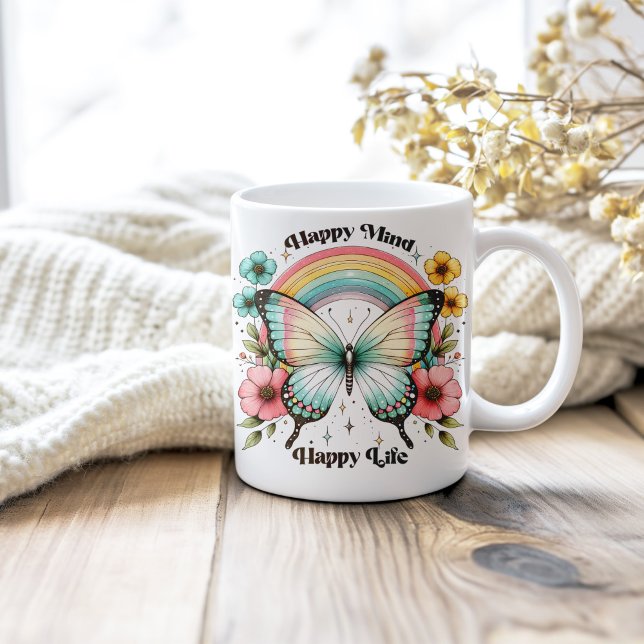 Pastel Hippie "Happy Mind Happy Life" Kaffeetasse (Pastel Hippie "Happy Mind Happy Life" Coffee Mug on a neutral cozy wooden table.)