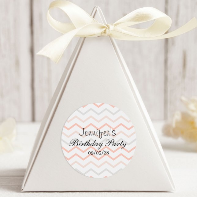 Pastel Peach und Gray Zig Zag Runder Aufkleber (Von Creator hochgeladen)