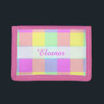 Pastel Rainbow Checkered | Personalisierter Name Trifold Geldbörse<br><div class="desc">Dieses helle,  farbenfrohe Design hat ein leicht strukturiertes,  sich wiederholendes,  karges Muster in einem lebhaften Regenbogen in Pastellfarben. Es ist ein stilvolles,  lebendiges,  hübsches kariertes Schachbrettmuster,  das wie Frühling aussieht. Genießen Sie es wie besehen oder nutzen Sie es als Hintergrund für Ihre Texte und Fotos.</div>