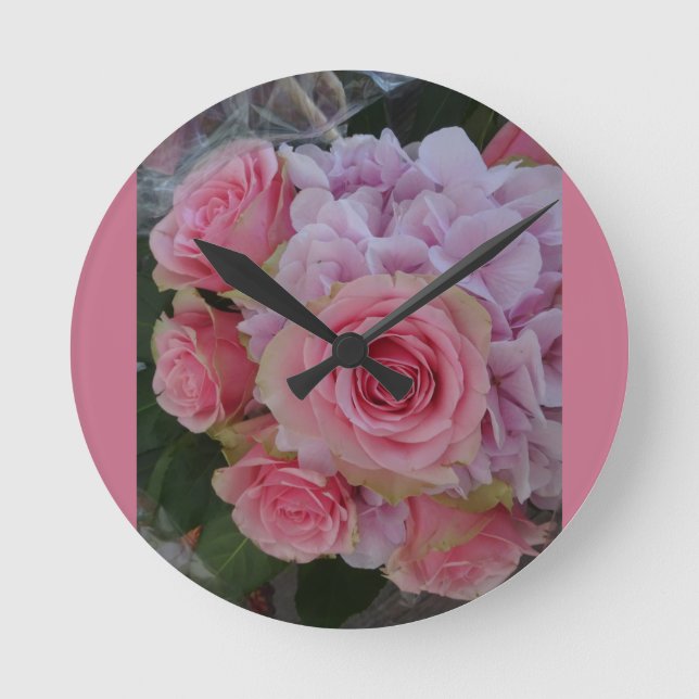 Pastel Rose and Hydrangea Flowers Wall Clock Runde Wanduhr (Vorderseite)