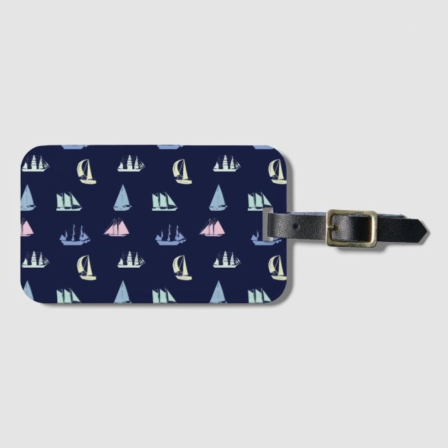 Pastel Sailboat Pattern in Midnight Blue Gepäckanhänger (Vorderseite (Horizontal))