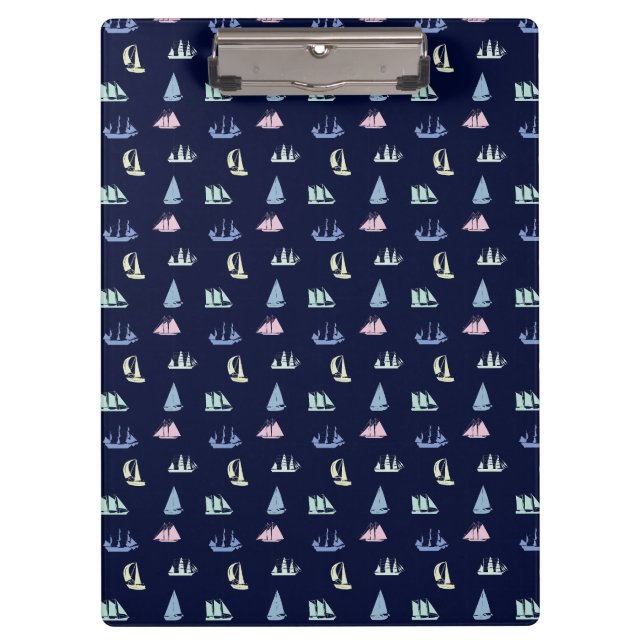 Pastel Sailboat Pattern in Midnight Blue Klemmbrett (Vorderseite)