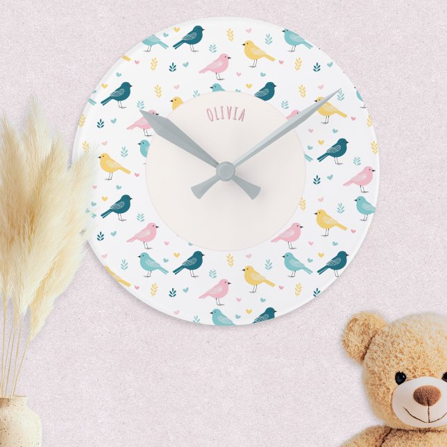 Pastel Scandi Birds Pattern Custom Name Nursery Runde Wanduhr (A nursery clock with personalized name and pattern of Scandi style birds in pink, yellow and blue)
