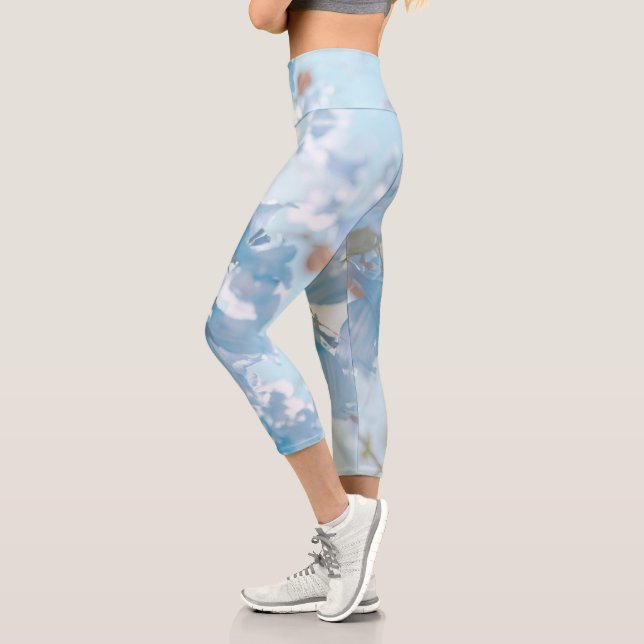 Pastel Soft Blue Jacaranda Blume Blüten Capri Leggings (Links)