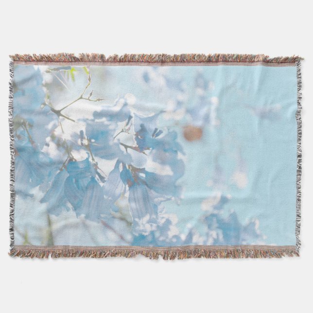 Pastel Soft Blue Jacaranda Blume Blüten Decke (Vorderseite)