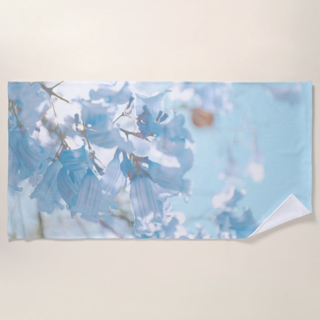 Pastel Soft Blue Jacaranda Blume Blüten Strandtuch (Vorderseite)