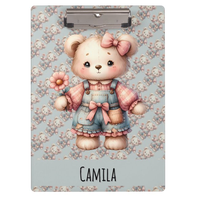Pastel Teddy Bear Holding Blume Tragen Overalls Klemmbrett (Vorderseite)