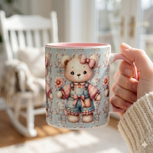 Pastel Teddy Bear Holding Blume Tragen Overalls Tasse
