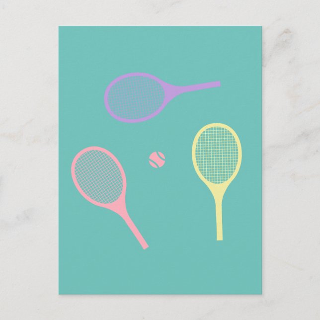 Pastel Tennis Rackets mit Tennisball auf Grün Postkarte (Vorderseite)