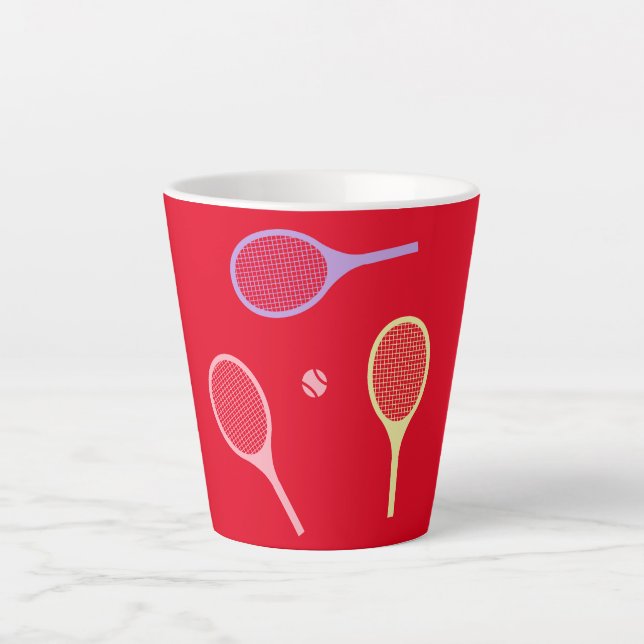 Pastel Tennis Rackets mit Tennisball auf Rot Milchtasse (Vorderseite)