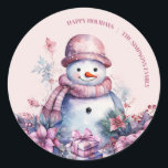Pastel Watercolor Christmas Snowman Runder Aufkleber<br><div class="desc">Fügen Sie Ihren Weihnachtsdekorationen eine Touch Winterzauber mit diesen pastellfarbenen Weihnachtsschneemobil-Aufklebern hinzu. Mit einem charmanten Schneemann, umgeben von Geschenkboxen und Blume in sanften Lila- und Rosatönen, sind diese Aufkleber perfekt, um jeder Ansammlung eine festliche und skurrile Touch zu verleihen. Passen Sie sie mit Ihrem Wunschtext an, um sie noch personalisierter...</div>
