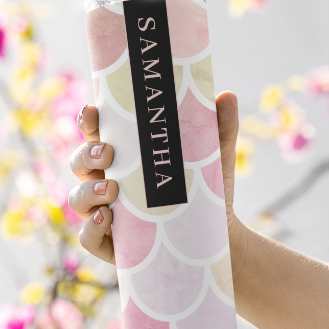 Pastel Watercolor Mermaid-Skalenmuster mit Namen Thermosbecher (Von Creator hochgeladen)