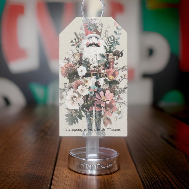 Pastel Watercolor Nutcracker Santa Floral Geschenkanhänger (Von Creator hochgeladen)