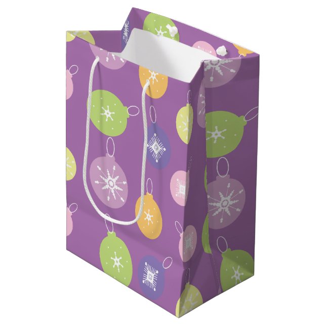 Pastel Weihnachtsschmuck Snowflakes Violett Mittlere Geschenktüte (Vorderseite Schrägansicht)