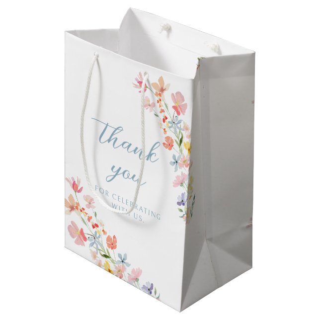 Pastel Wildflower Wreath Wedding Gift Paper Bag Mittlere Geschenktüte (Vorderseite Schrägansicht)