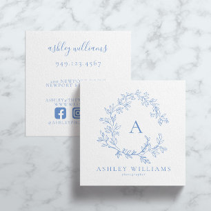 Pastelblaues Monogramm florales Wappen Beruflich Quadratische Visitenkarte