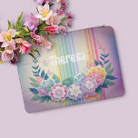 Pastell Blume und Regenbogenstreifen iPad Mini Hülle<br><div class="desc">Ihr Name über einem Kranz pastellfarbener Blume. Der einzigartige Omelboden hat pastellfarbene Regenbogenstreifen.</div>