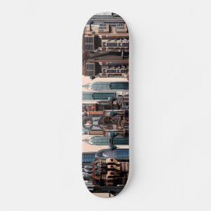 Pastell-Futuristische Stadt-Fantasie-Skyline-Kunst Skateboard