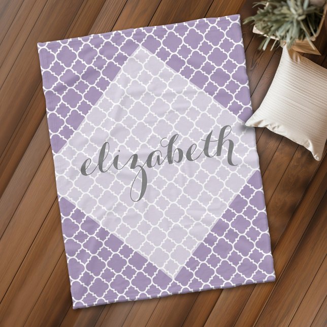 Pastell Lila Graues Quatrefolien-Musterskript Name Fleecedecke (Personalized fleece blanket with monogram)