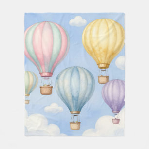Pastell-Luftballons im Himmel Fleecedecke