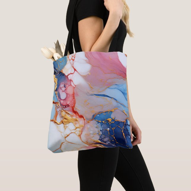 Pastell-Marmor mit goldener Eleganz (Von Nahem)