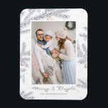 Pastell Mattierte Pine Needles Merry & Bright Foto Magnet<br><div class="desc">Möge Ihr Urlaub fröhlich und hell sein! Mit diesem individuell gestaltbaren Foto-Magneten senden Sie Urlaubswünsche und Grüße an Familie und Freunde. Es enthält pastellfarbene mattierte Kiefernnadeln,  Ziergegenstände und Schneeflocken. Personalisieren Sie diese durch Hinzufügen von Namen und Foto. Dieser Pastellmagnet ist perfekt für jedes Urlaubsthema geeignet. Matching-Elemente sind verfügbar.</div>