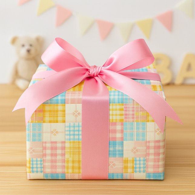 Pastell Patchwork Karo Frühlingsgeschenkpapier Geschenkpapier (Pretty pastel patchwork plaid with pink bow, perfect for baby girl shower)