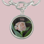 Pastell Pink Extravagant Tulip Floral Versilberte Kette<br><div class="desc">Dieser Single extravagant pastellrosa Tulpe gerahmt und in grünen Blätter verpackt ist eine schöne blühende Anhängerhalskette. Set vor einem dunklen Hintergrund,  kann ihr Name für ein wirklich schönes und elegantes Geschenk durch schätzen angepasst werden. Dieses Bild ist eine Originalfotografie von JLW_FOTOGRAFIE.</div>