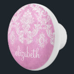 Pastell Pink Vintag Damask Muster grungy Finish Keramikknauf<br><div class="desc">Ein Vintages Muster mit einer Tafel und Spitzen-Design. Schau genau auf die Blume und Blätter. Ein trendiges Design mit Juwelenfarben und Eleganz. Elemente können leichter angepasst werden, wenn Sie zuerst alle Foto und Texte ersetzen. Wenn Ihre Kunst noch angepasst werden muss, klicken Sie auf die Schaltfläche Diese anpassen. Das bringt...</div>