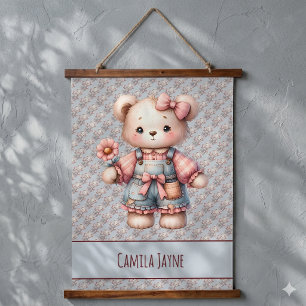 Pastell-Teddybär hält eine Blume und trägt Overall Wandteppich Mit Holzrahmen