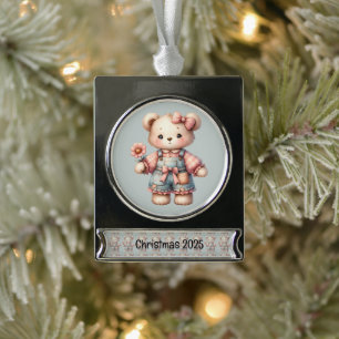 Pastell-Teddybär mit Blumen und Overall Banner-Ornament Silber