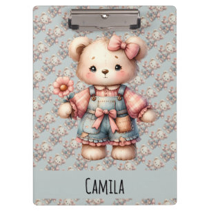 Pastell-Teddybär mit Blumen und Overall Klemmbrett