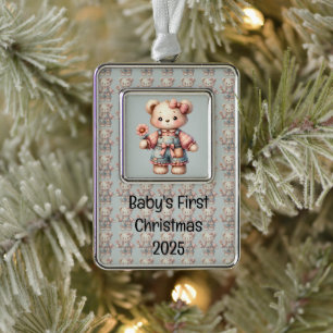 Pastell-Teddybär mit Blumen und Overall Rahmen-Ornament Silber