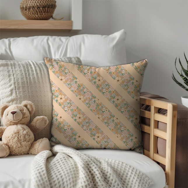 Pastellbeige Blumenmuster diagonale Streifen Kissen (Von Creator hochgeladen)